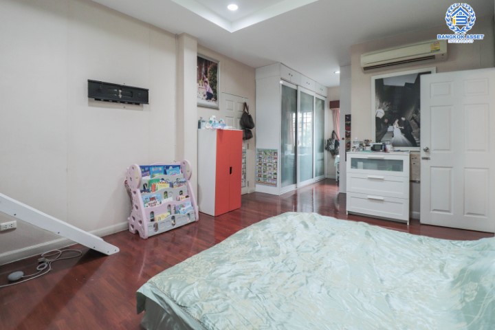 *****บ้านเดี่ยวมือสองนนทบุรี ทำเลโซนเมือง! แบรนด์ แสนสิริ* ม.บุราสิริ สนามบินน้ำ บ้านต่อเติมพร้อมอยู่ บนเนื้อที่ 112 ตร.ว. ฟังก์ชั่น 7 ห้องนอน 7 ห้องน้ำ 4 ที่จอด ภายในกว้างขวางเแบ่งเป็นสัดส่วน แถมฟรี !! เครื่องปรับอากาศ 10 เครื่อง, เครื่องทำน้ำอุ่น 5 เครื่อง บิ้วท์อินท์จัดเต็มทั้งหลัง! บนสุดยอดทำเลทอง ใกล้เซ็นทรัลรัตนาธิเบศร์ และ MRT สายสีม่วง "สถานีแยกนนทบุรี1"